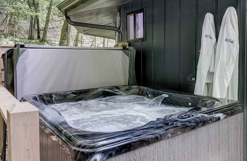 Wolf Laurel Ski Chalet | Luxury tree house-like accommodations in the Blue Ridge Mountains. Ski/bike/hike