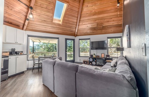 Southeast Eugene House | Luxury Treehouse Home | Eugene Views | Large Deck