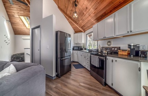 Southeast Eugene House | Luxury Treehouse Home | Eugene Views | Large Deck