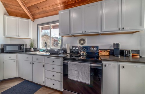 Southeast Eugene House | Luxury Treehouse Home | Eugene Views | Large Deck