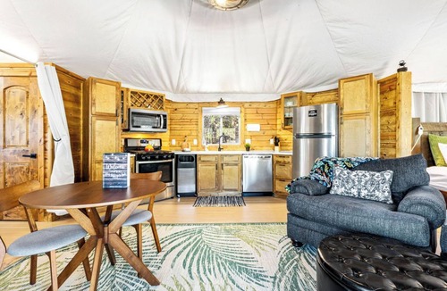 Cherokee Cabin | Luxury Treetop Safari Tent, Hot Tub, Firepit, Deep Creek, Smoky Mountain NP
