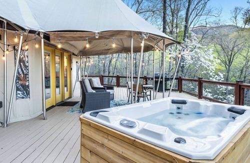 Cherokee Cabin | Luxury Treetop Safari Tent, Hot Tub, Firepit, Deep Creek, Smoky Mountain NP