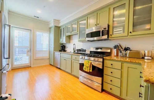 Prescott House | Luxury Tri Level Townhome w/2 Master Suites