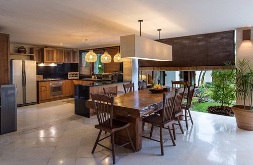 Batu Bolong Villa | Luxury tropical 5-bedroom villa, five minutes to the beach - Canggu