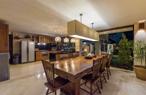 Batu Bolong Villa | Luxury tropical 5-bedroom villa, five minutes to the beach - Canggu