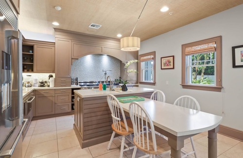 Southend House | Luxury Tropical Paradise: Tiki Hut & 50ft Lap Pool – Ideal for Family & Friends