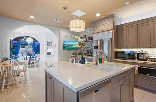 Southend House | Luxury Tropical Paradise: Tiki Hut & 50ft Lap Pool – Ideal for Family & Friends