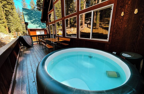 Truckee Ski Chalet | Luxury Truckee Chalet w/Hot Tub, Deck & Workspaces – Near Donner + Tahoe