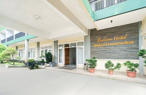 Cisarua House | Luxury Twin Comfort Stay W/Free Parking and Pool