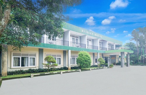 Cisarua House | Luxury Twin Comfort Stay W/Free Parking and Pool