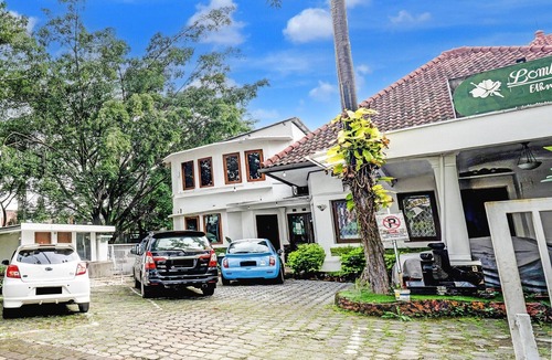 Bandung House | Luxury Twin Stay with Free WiFi and Parking