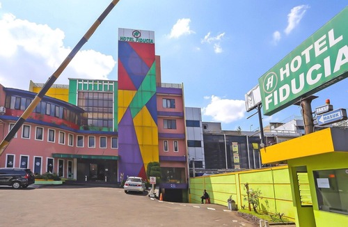 Jakarta House | Luxury Twin Stay with Free WiFi and Parking