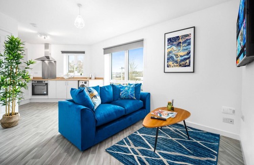 Cradley Heath Apartment | Luxury Two Bed Apartment - Parking - Smart TV