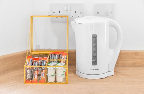 Cradley Heath Apartment | Luxury Two Bed Apartment - Parking - Smart TV