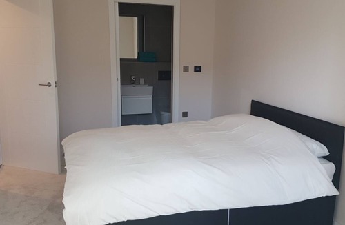 Brixton Hill Apartment | Luxury Two Bedroom Apartment