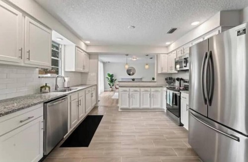 Arlington House | Luxury Vacation Home with private pool.