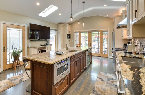 Des Plaines House | Luxury Vacation Home Rental ~ 20 Mi to Chicago!