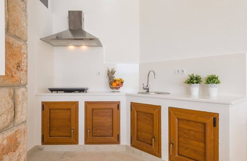 Gornji Kono Apartment | Luxury Vacation Spot with Large Terrace And Garden