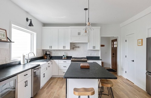 Waterbury Center House | Luxury Vermont Escape Minutes to Stowe