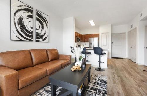 Frisco Apartment | Luxury & Vibrant stay in Frisco with pool & gym