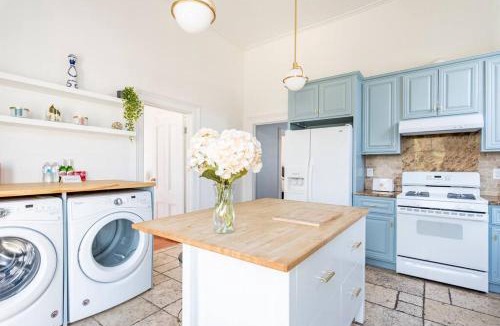 Prescott House | Luxury Victorian House 10 mins to SF, Rose Garden & 3 Private Parking