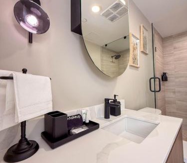 North Beach Apartment | Luxury View-Walk to beach!