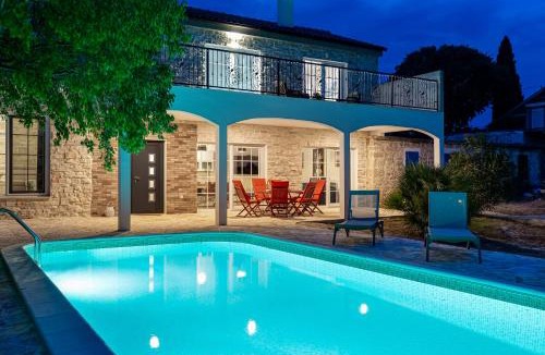 Rastevic Villa | Luxury Villa Agape - heated pool, jacuzzi & peaceful retreat near Zadar