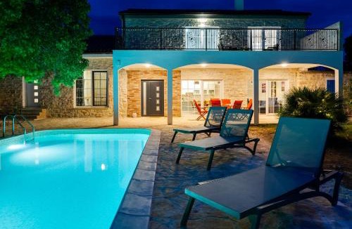 Rastevic Villa | Luxury Villa Agape - heated pool, jacuzzi & peaceful retreat near Zadar