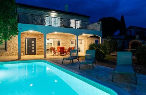 Rastevic Villa | Luxury Villa Agape - heated pool, jacuzzi & peaceful retreat near Zadar