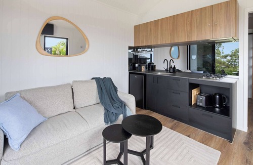 Ninderry Villa | Luxury Villa w Firepit, 30mins to Most Attractions