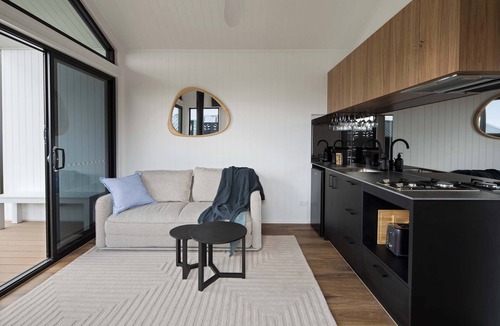 Ninderry Villa | Luxury Villa w Firepit, 30mins to Most Attractions