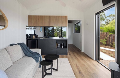 Ninderry Villa | Luxury Villa w Firepit, 30mins to Most Attractions