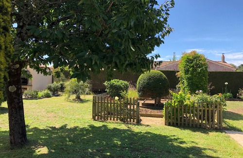 Jard-sur-Mer Villa | Luxury villa, beautiful swimming pool and wooded grounds. With Wifi.