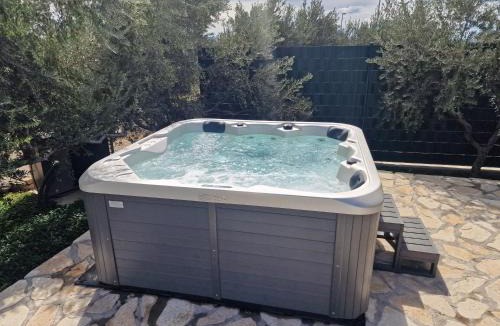 Kastel Sucurac Apartment | Luxury villa complex Pendolino, with heated pool and jacuzzi