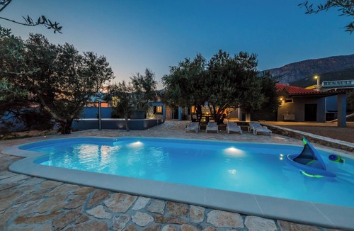 Kastel Sucurac House | Luxury villa complex Pendolino with heated pool and jacuzzi