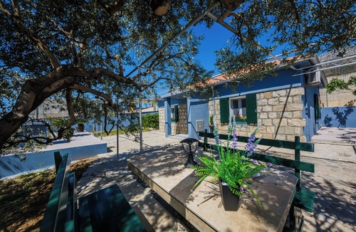 Kastel Sucurac House | Luxury villa complex Pendolino with heated pool and jacuzzi