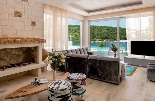 Sumartin Villa | Luxury villa directly on the beach, sun loungers, kayak, sauna, infinity pool