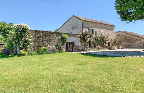 Montaigu-de-Quercy Villa | Luxury villa with pool and courtyard