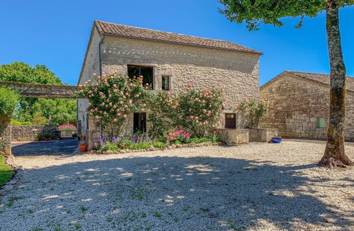 Montaigu-de-Quercy Villa | Luxury villa with pool and courtyard