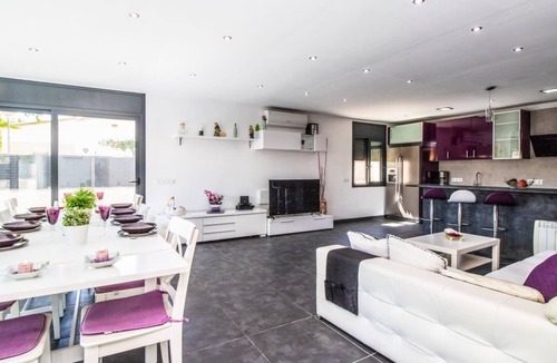 Empuriabrava Villa | LUXURY VILLA, HEATED POOL WITH JACUZZI, INTERNET, NEAR BEACH