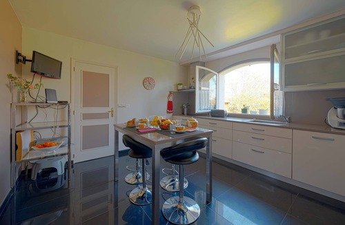 Medan House | Luxury Villa heated pool sauna barbecue