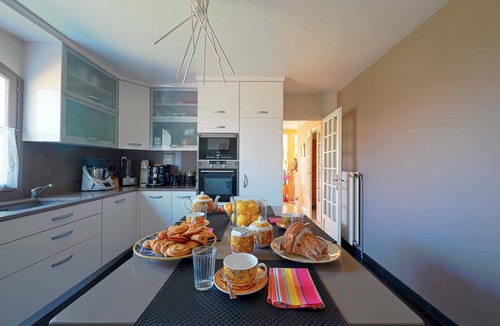 Medan House | Luxury Villa heated pool sauna barbecue