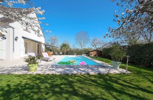 Medan House | Luxury Villa heated pool sauna barbecue