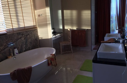 Kuta House | Luxury Villa just 500m to motoGP circuit and short stroll to beach. 2-6 Guests