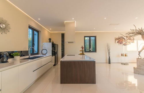 Vrsar Villa | Luxury Villa La Reina for 10 people only 20 meters from the sea with wellness & heated pool near Poreč