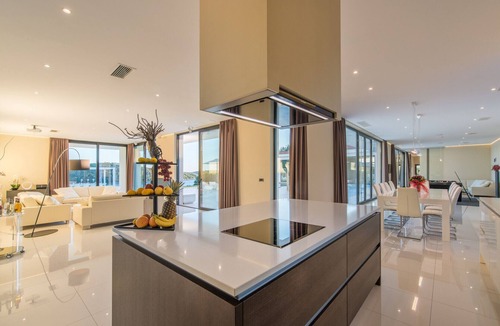 Vrsar Villa | Luxury Villa La Reina for 10 people only 20 meters from the sea with wellness & heated pool near Poreč