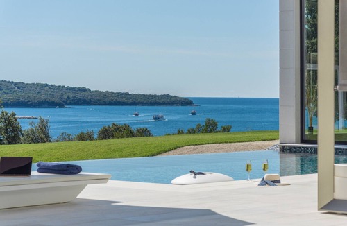 Vrsar Villa | Luxury Villa La Reina for 10 people only 20 meters from the sea with wellness & heated pool near Poreč