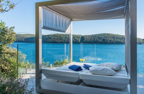 Vrsar Villa | Luxury Villa La Reina for 10 people only 20 meters from the sea with wellness & heated pool near Poreč