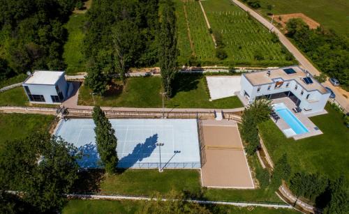 Donji Prolozac Villa | Luxury Villa Lucella, big pool, spa, tennis, gym, volleyball