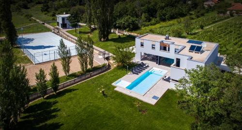 Donji Prolozac Villa | Luxury Villa Lucella, big pool, spa, tennis, gym, volleyball
